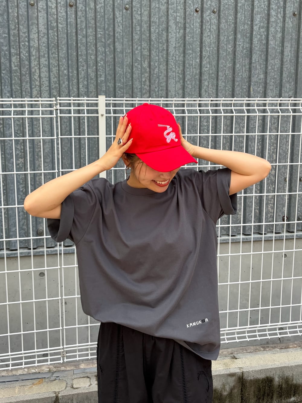 ブラック系のその他パンツ、グレー系のTシャツ/カットソー、レッド系のキャップを着用したレディースの夏コーディネートの5枚目の写真
