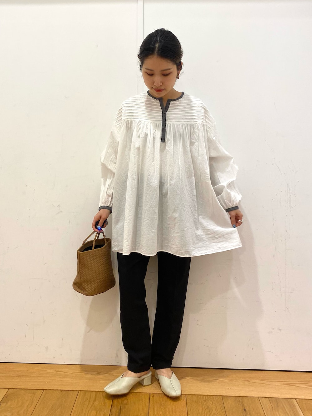 ホワイト系のシャツ/ブラウス、イエロー系のハンドバッグ、ブラック系のその他パンツを着用したレディースの春コーディネートの2枚目の写真