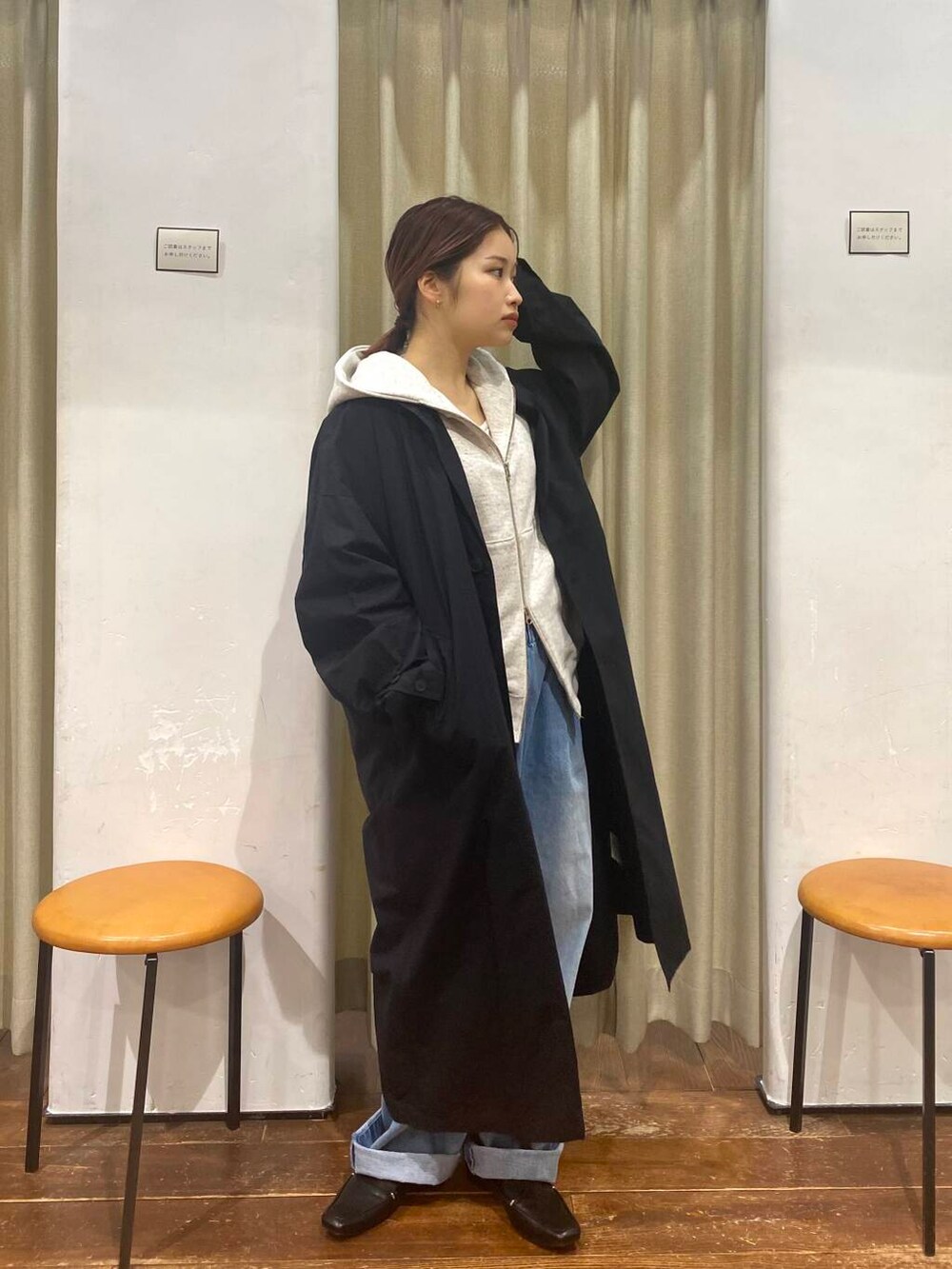 「かぐれ、ロングコート、newarrival、ストレート×カジュアル、低身長×ストレート、やや寒い、私の推しデニムスタイル」｜「RODE SKOの『MADE IN JAPAN』スクエアトゥプチメタルローファー（ローファー、ブラック系）」を使った、emariさん（レディース・152cm）の春コーディネートの2枚目の写真