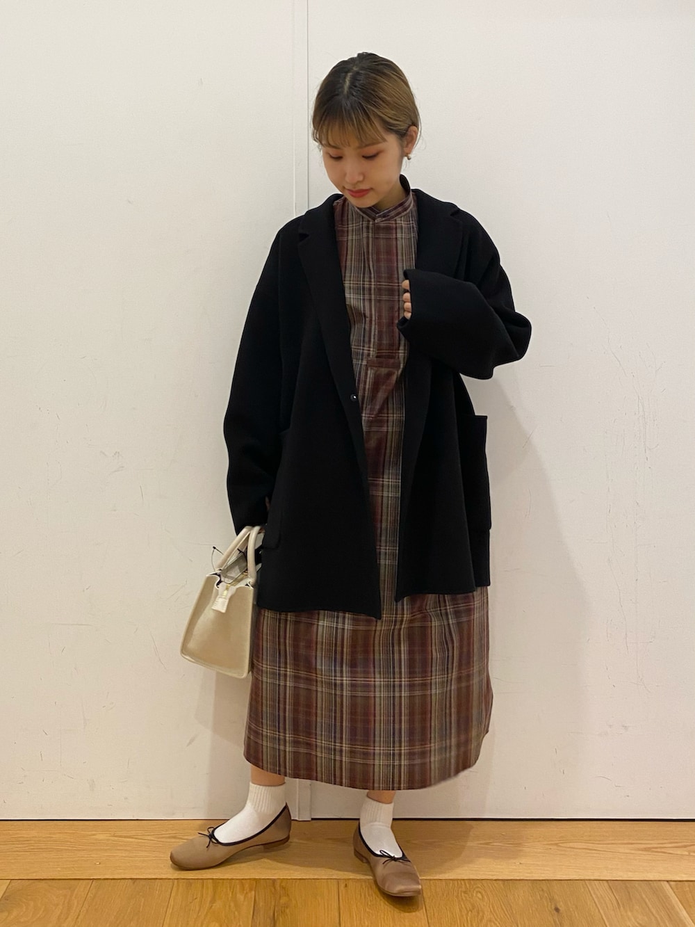 「オトナカジュアル、秋服、秋コーデ、お出かけコーデ、おしゃれさんと繋がりたい、低身長コーデ、ミニバッグ、テーラードコート、ミドルコート、コート、シャツワンピ、チェックワンピース、チェック、バレエシューズ、URBAN RESEARCH DOORS」｜「URBAN RESEARCH DOORSのサテン深バレエシューズ（バレエシューズ、ブラウン系）」を使った、emariさん（レディース・152cm）の秋コーディネートの2枚目の写真
