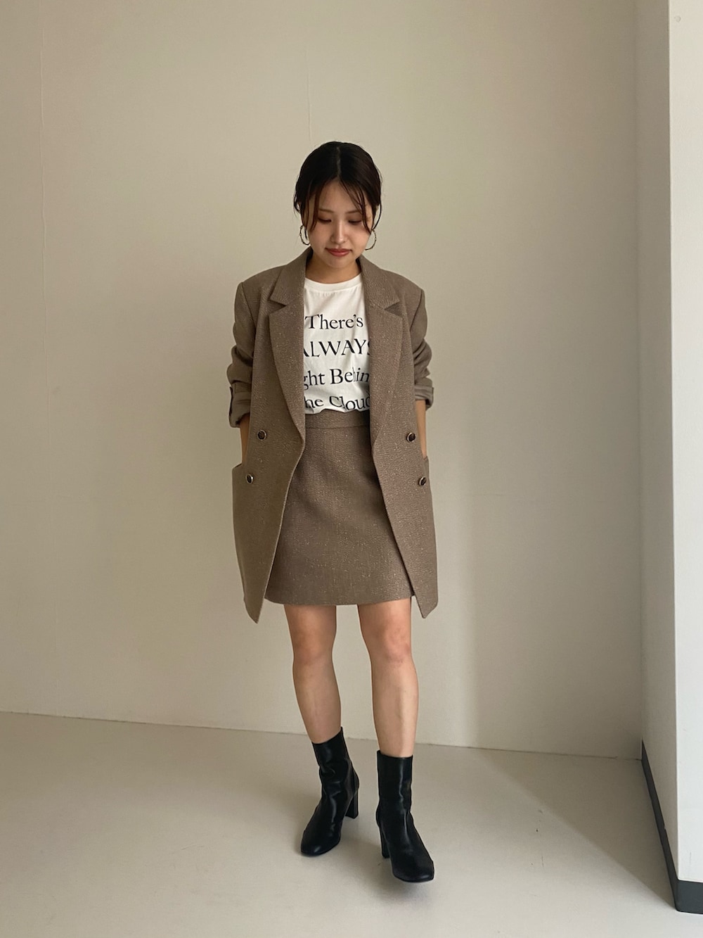 パープル系のその他アウター、パープル系のその他パンツ、ホワイト系のTシャツ/カットソーを着用したレディースの秋コーディネートの2枚目の写真