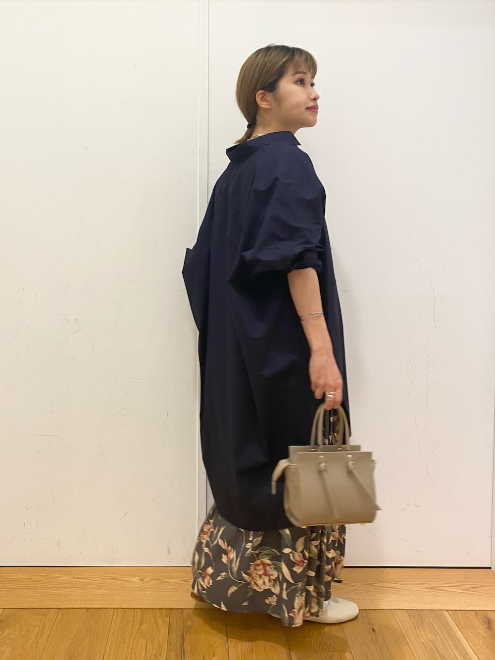 「きれいめカジュアル、低身長、ビッグシルエット、大人ガーリー、おしゃれさんと繋がりたい、キレイめ、スカートスタイル、ビッグシャツ、ロングシャツ、柄スカート、URBAN RESEARCH DOORS、URBAN RESEARCH DOORS WOMENS」｜「URBAN RESEARCH DOORSのレーヨン大花柄スカート（スカート、グレー系）」を使った、emariさん（レディース・152cm）の秋コーディネートの2枚目の写真