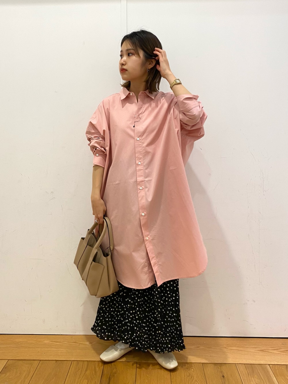 「春コーデ、ビッグシルエット、ビッグシャツ、シャツスタイル、シャツ、プリーツスカート、スカートスタイル、春カラー、URBAN RESEARCH DOORS、URBAN RESEARCH DOORS WOMENS、低身長コーデ」｜「URBAN RESEARCH DOORSのコットンビッグシャツ（シャツ/ブラウス、ピンク系）」を使った、emariさん（レディース・152cm）の冬コーディネートの3枚目の写真