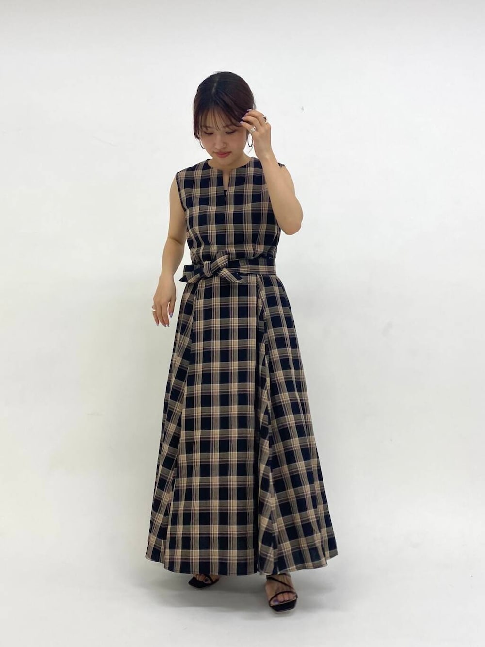 「ワンピース、newarrival、ROSSO、きれいめコーデ、チェックワンピース、旅行コーデ、夏ワンピース、低身長×ストレート、とても暑い」｜「URBAN RESEARCH ROSSO WOMENの『WEB限定』サマーチェックドレス（ワンピース、ブラック系）」を使った、emariさん（レディース・152cm）の夏コーディネートの2枚目の写真