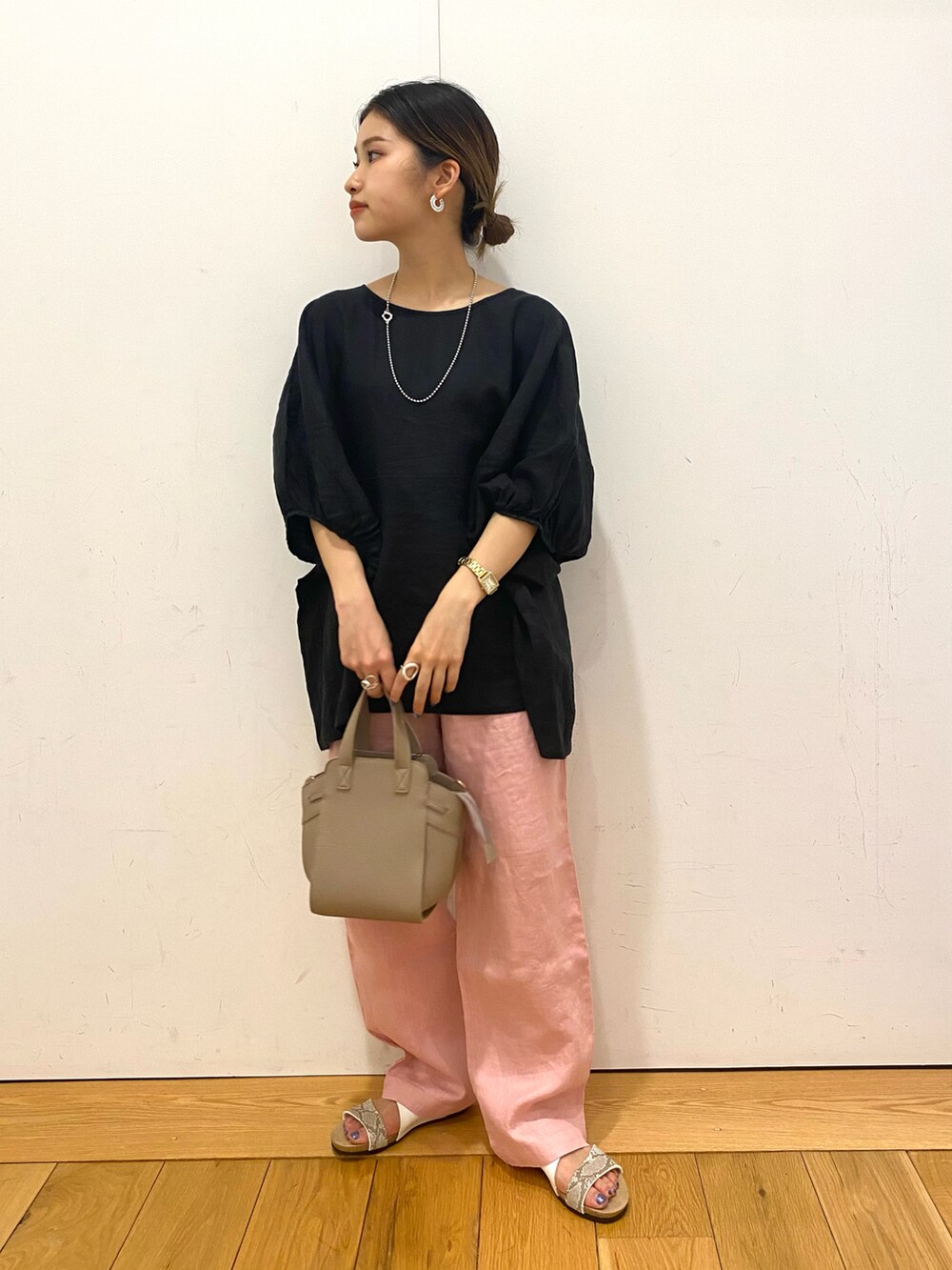 イエロー系のハンドバッグ、ブラック系のシャツ/ブラウス、ピンク系のその他パンツを着用したレディースの夏コーディネートの2枚目の写真