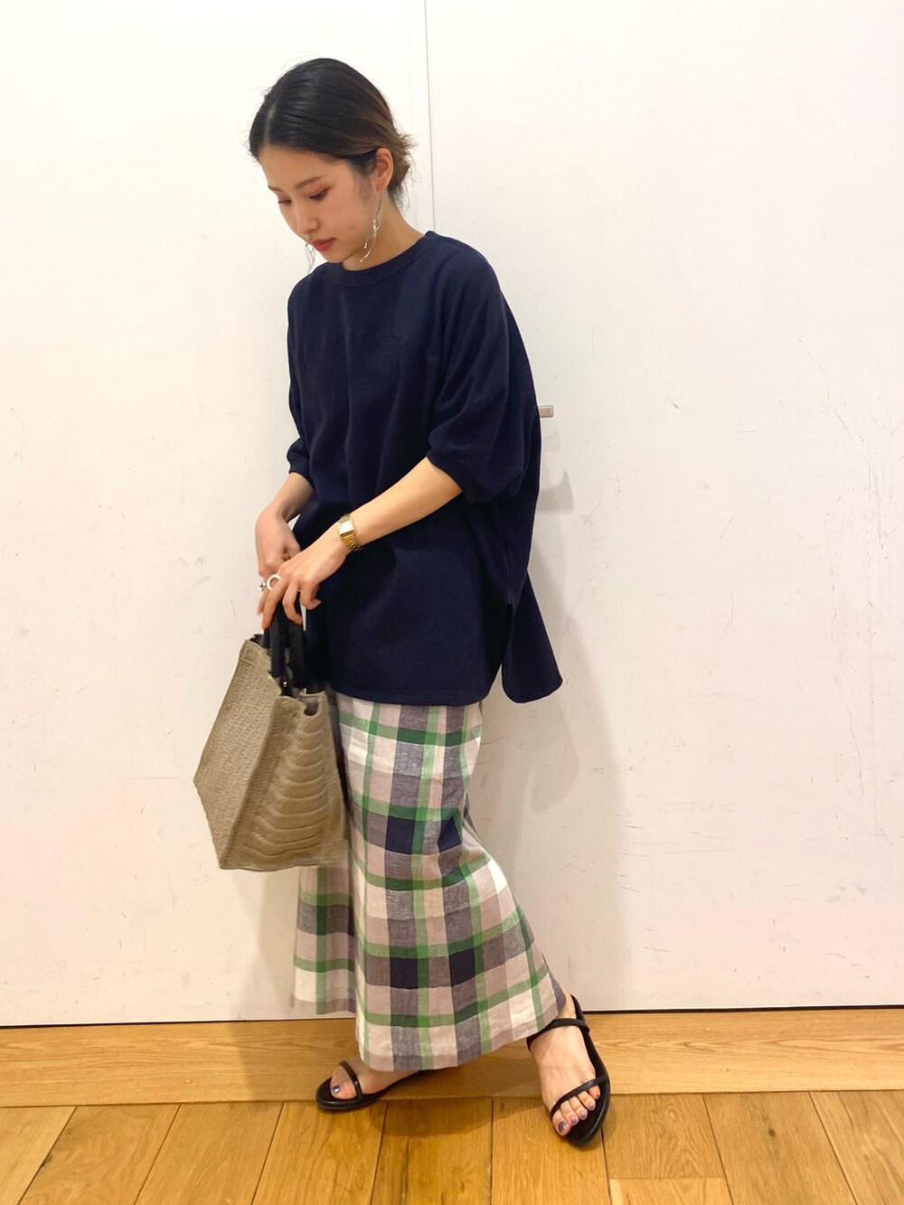 ブラック系のサンダル、グリーン系のスカート、ブルー系のTシャツ/カットソーを着用したレディースの夏コーディネートの2枚目の写真