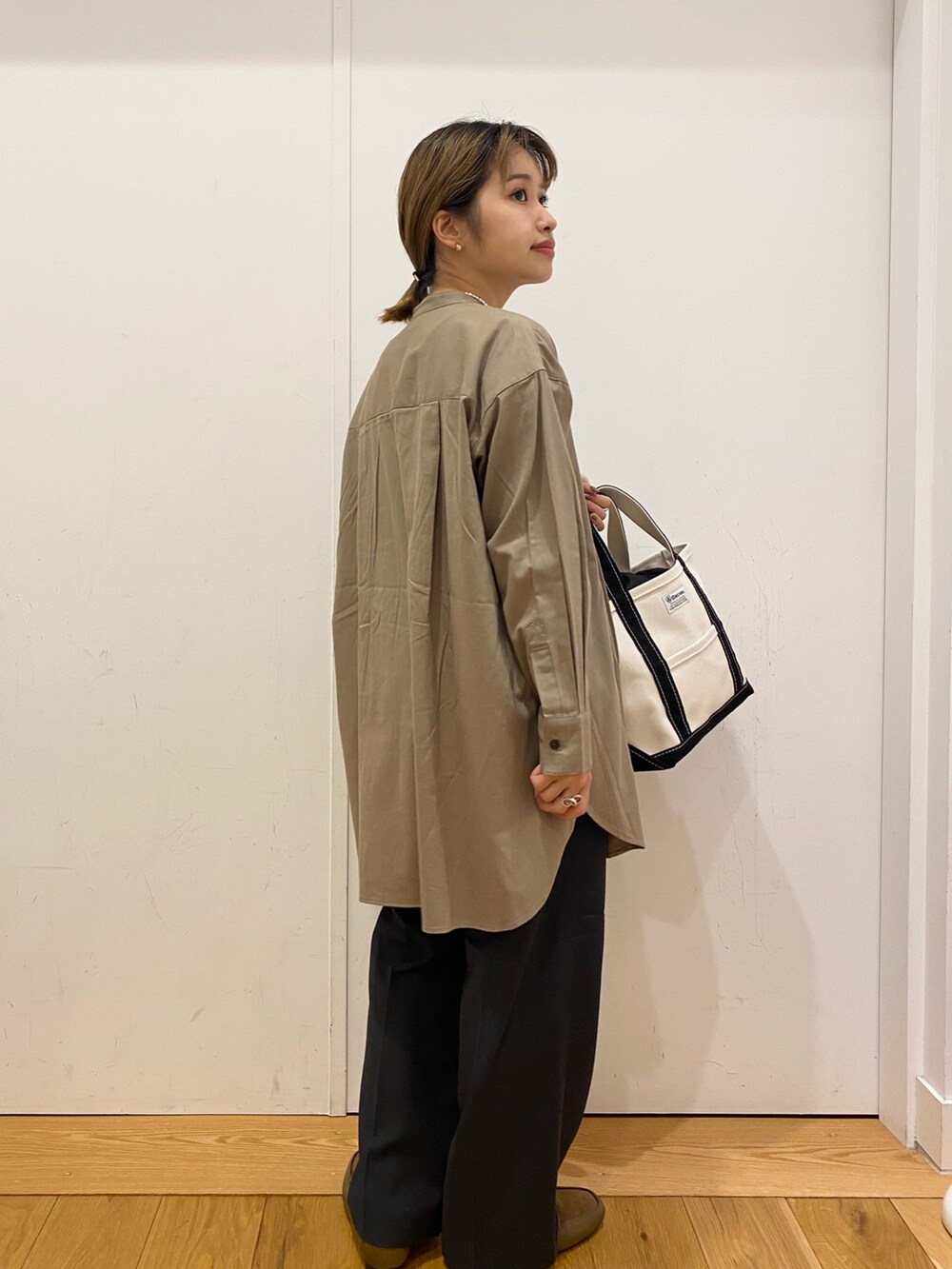 ホワイト系のカーディガン/ボレロ、グレー系のシャツ/ブラウス、グレー系のその他パンツを着用したレディースの冬コーディネートの3枚目の写真