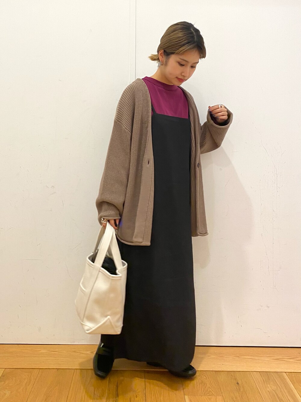 ブラック系のワンピース、ピンク系のTシャツ/カットソー、ブラウン系のカーディガン/ボレロを着用したレディースの秋コーディネートの2枚目の写真
