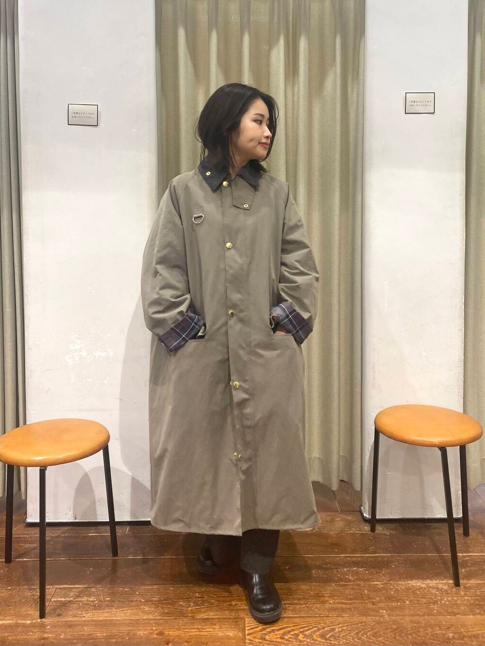 ブルー系のTシャツ/カットソー、ブラック系のブーツ、グレー系のスカートを着用したレディースの冬コーディネートの3枚目の写真