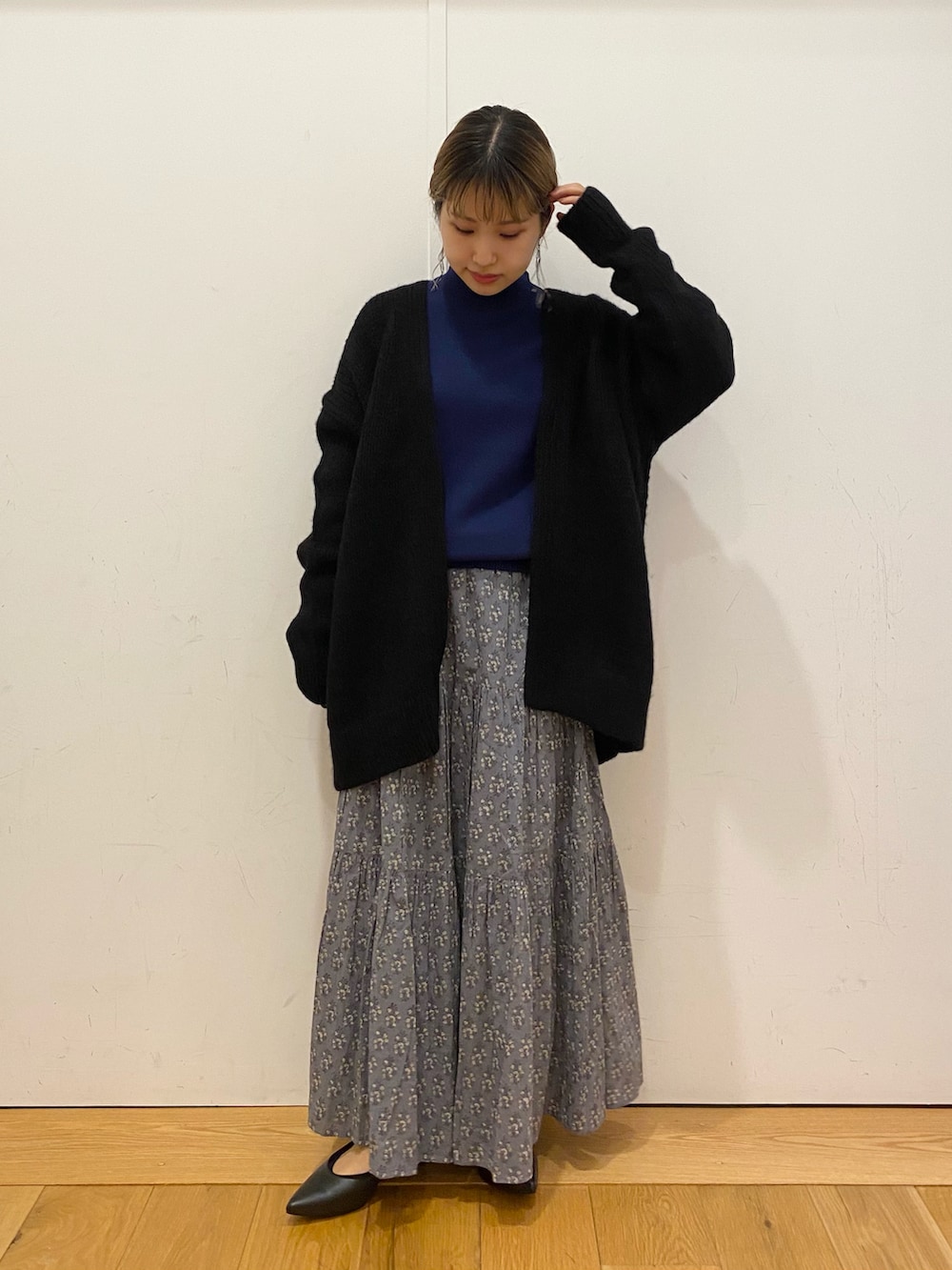 「大人女子、大人カジュアル、かぐれ、カーディガン、アルパカ、ボトルネック、ニット、ニットコーデ、花柄、スカート、冬、URBAN RESEARCH DOORS、URBAN RESEARCH DOORS WOMENS」｜「URBAN RESEARCH DOORSのボトルネックKNITプルオーバー（ニット/セーター、ブルー系）」を使った、emariさん（レディース・152cm）の秋コーディネートの2枚目の写真