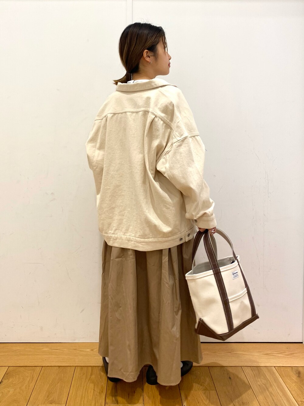 「おしゃれさんと繋がりたい、休日スタイル、低身長コーデ、ジャケット、春アウター、ボーダー、スカート、ベージュ、バレエシューズ、orcival、トートバッグ」|「URBAN RESEARCH DOORSの『2サイズ/WEB限定』針抜き長袖ボートネックカットソー(Tシャツ/カットソー、ホワイト系)」を使った、emariさん(レディース・152cm)の春コーディネートの2枚目の写真