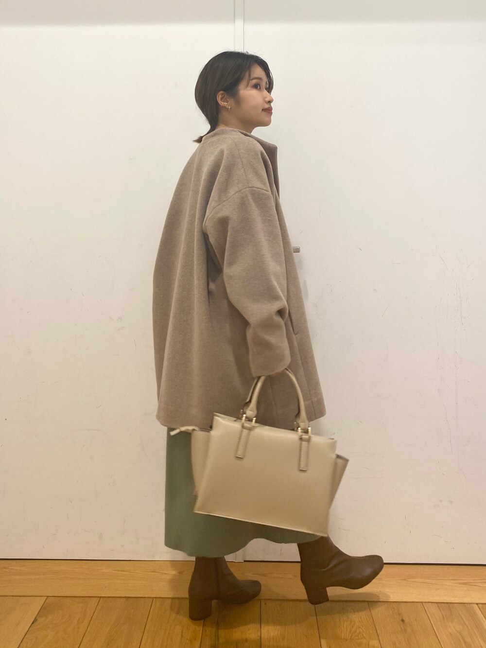 「オトナ女子、お洒落さんとつながりたい、ワンピース、お出かけコーデ、グリーン、ニットワンピース、コート、ミドルコート、ベージュコート、URBAN RESEARCH DOORS、URBAN RESEARCH DOORS WOMENS、低身長コーデ」｜「URBAN RESEARCH DOORSのウールミドルコート（その他アウター、ブラウン系）」を使った、emariさん（レディース・152cm）の冬コーディネートの2枚目の写真
