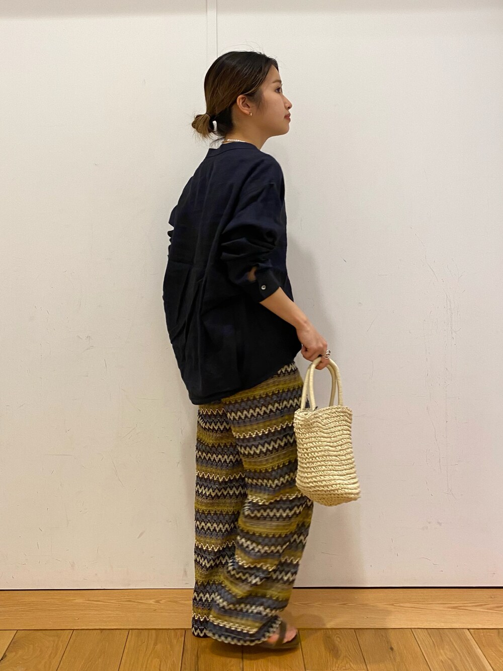 ベージュ系のショルダーバッグ、ブラウン系のサンダル、ブルー系のシャツ/ブラウスを着用したレディースの春コーディネートの3枚目の写真