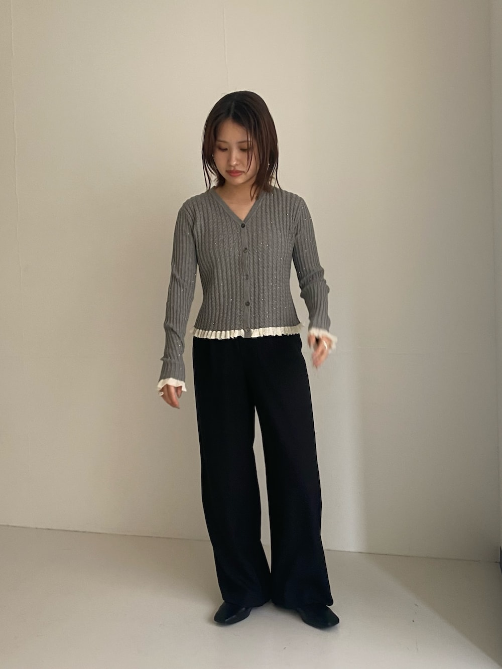 グレー系のカーディガン/ボレロ、ブラック系のその他パンツを着用したレディースの秋コーディネートの3枚目の写真