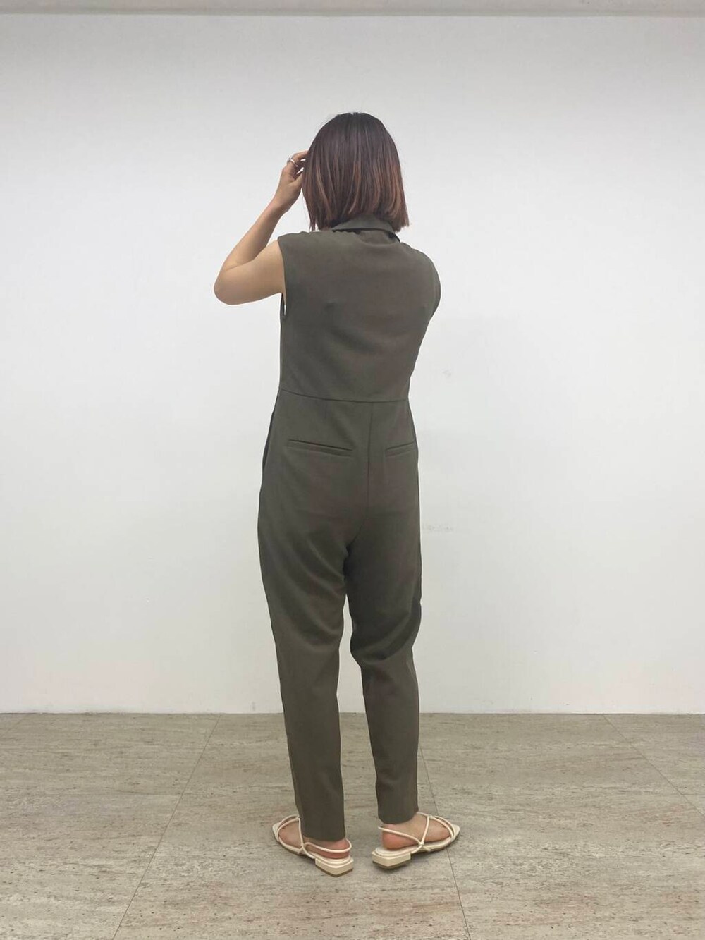 ブラウン系のサロペット/オーバーオールを着用したレディースの春コーディネートの4枚目の写真