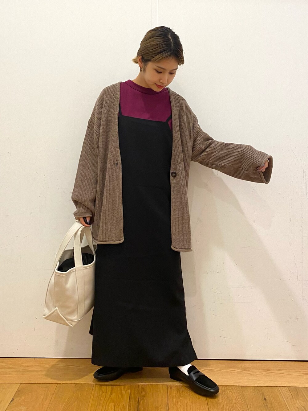 ブラック系のワンピース、ピンク系のTシャツ/カットソー、ブラウン系のカーディガン/ボレロを着用したレディースの秋コーディネートの3枚目の写真