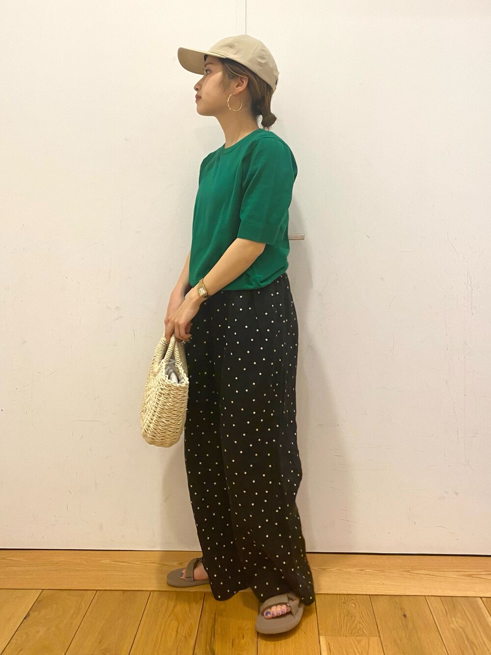 ホワイト系のハンドバッグ、ブラウン系のサンダル、ブラック系のその他パンツを着用したレディースの夏コーディネートの2枚目の写真