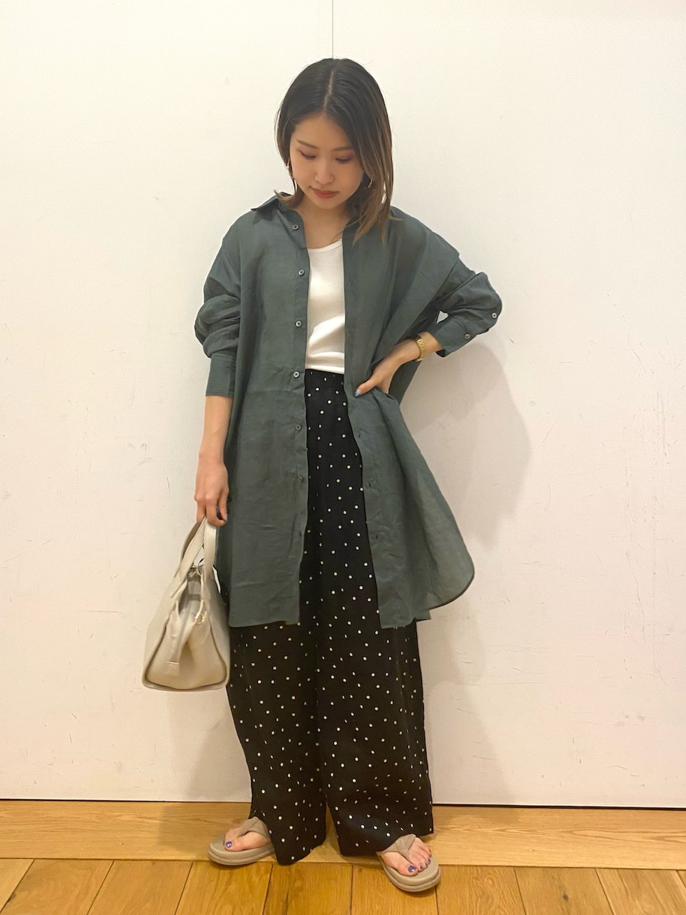ブラック系のその他パンツ、ベージュ系のサンダル、グリーン系のシャツ/ブラウスを着用したレディースの夏コーディネートの3枚目の写真