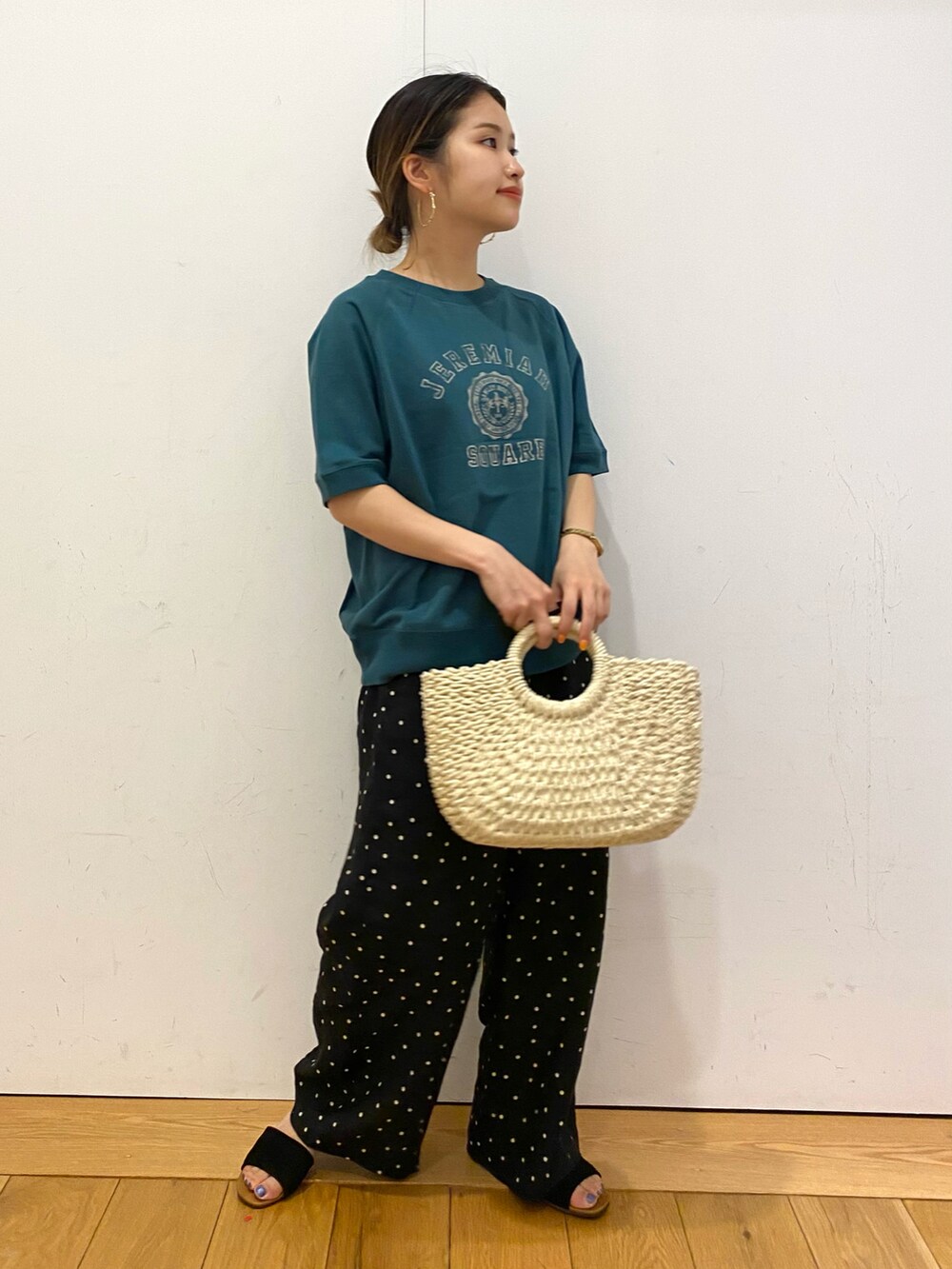 ホワイト系のハンドバッグ、グリーン系のTシャツ/カットソー、ブラック系のその他パンツを着用したレディースの夏コーディネートの2枚目の写真