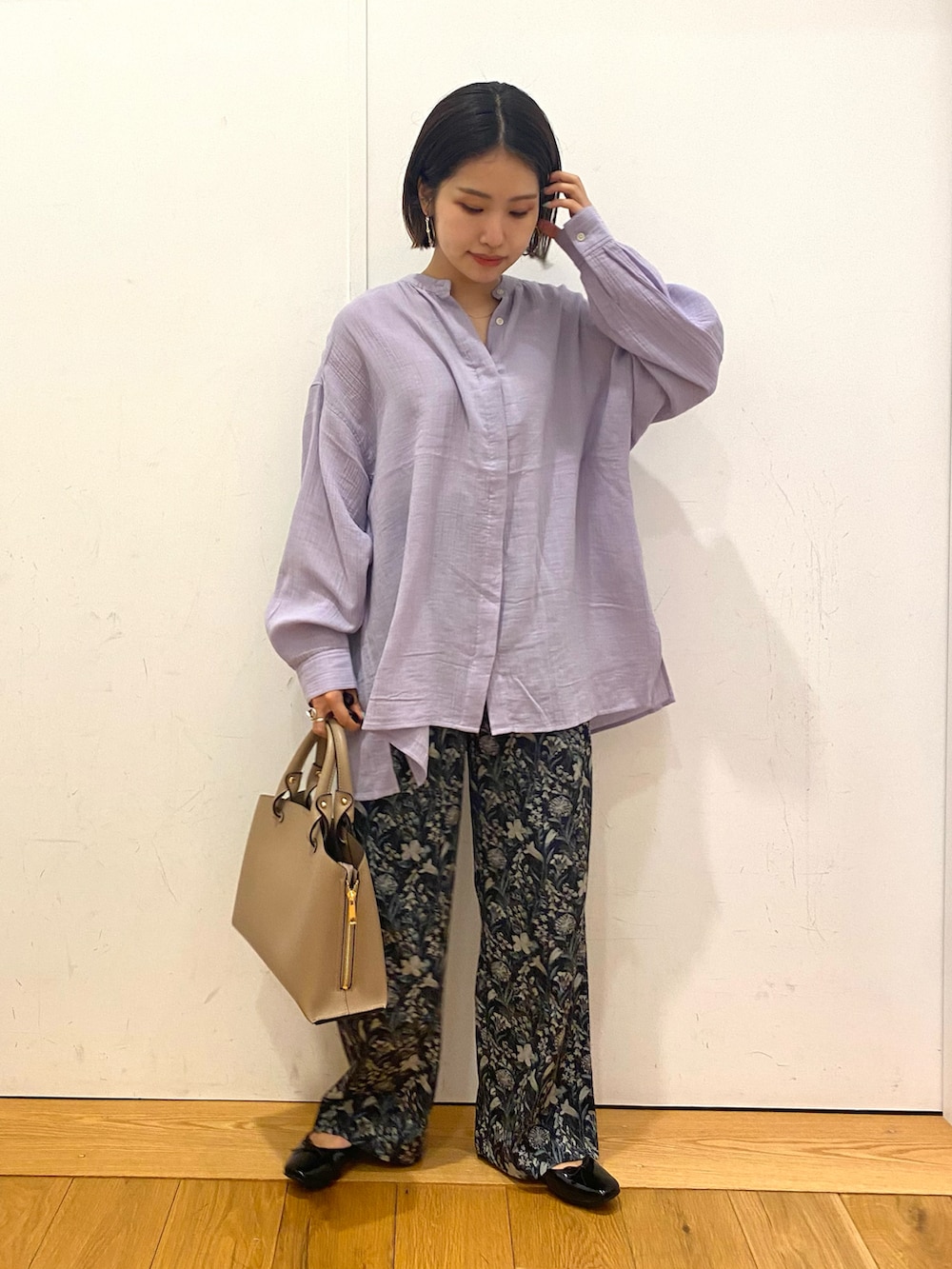 パープル系のシャツ/ブラウス、ベージュ系のバッグ、ブラック系のバレエシューズを着用したレディースの秋コーディネートの2枚目の写真