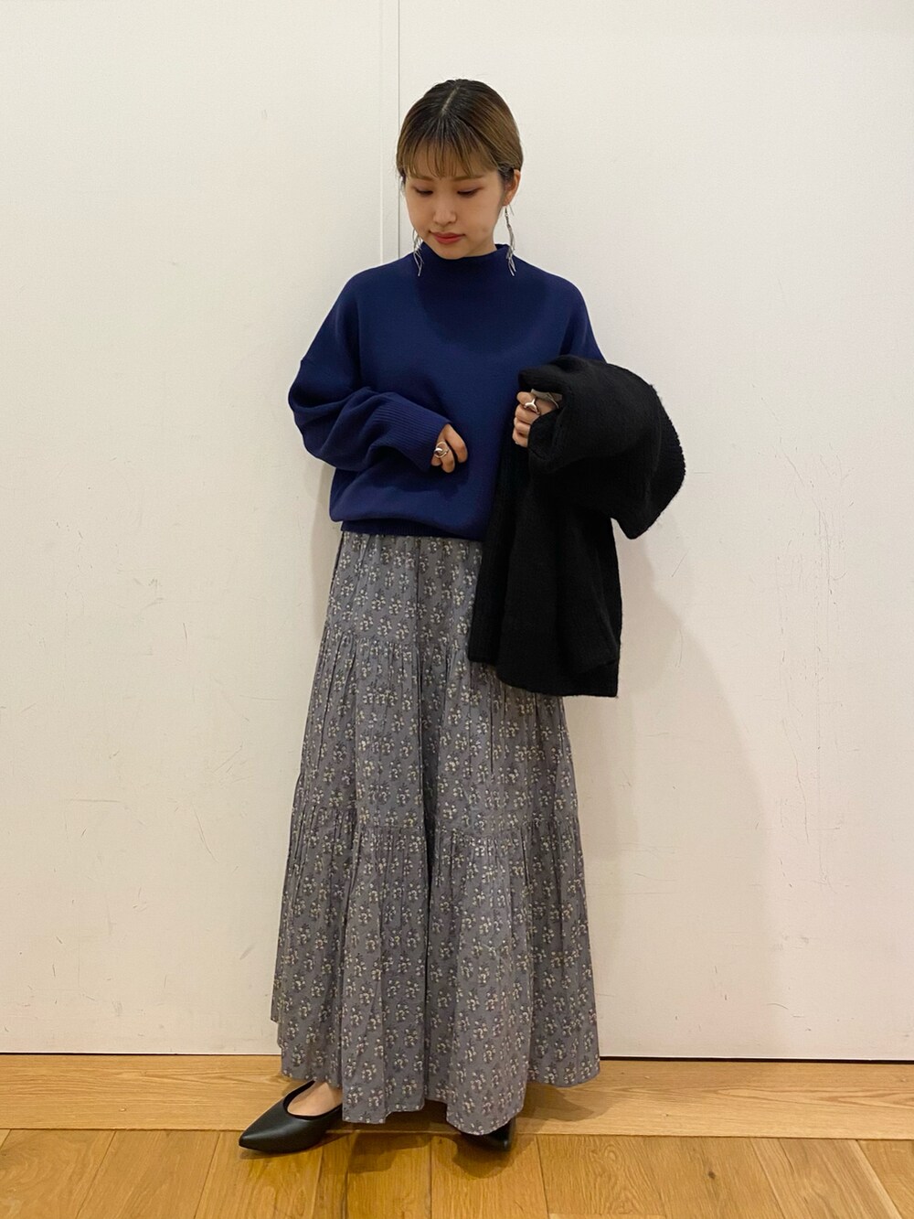 「大人女子、大人カジュアル、かぐれ、カーディガン、アルパカ、ボトルネック、ニット、ニットコーデ、花柄、スカート、冬、URBAN RESEARCH DOORS、URBAN RESEARCH DOORS WOMENS」｜「URBAN RESEARCH DOORSのボトルネックKNITプルオーバー（ニット/セーター、ブルー系）」を使った、emariさん（レディース・152cm）の秋コーディネートの3枚目の写真