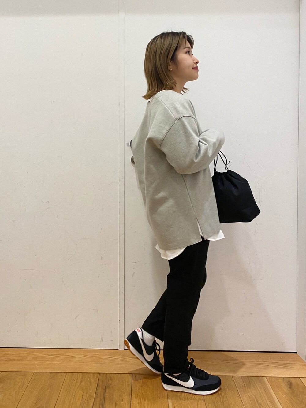 ブラック系のその他パンツ、グレー系のTシャツ/カットソー、ブラック系のスニーカーを着用したレディースの冬コーディネートの2枚目の写真