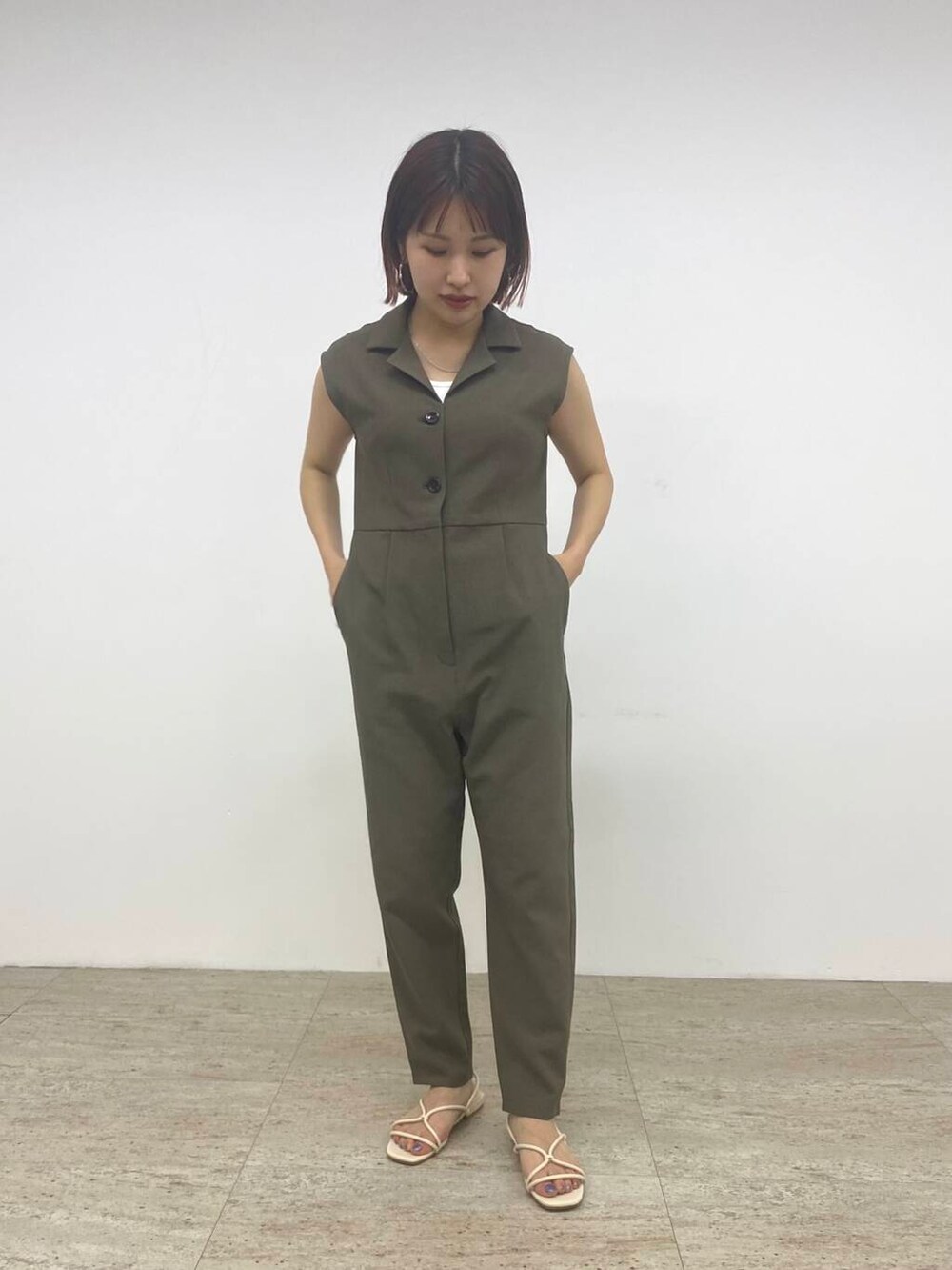 ブラウン系のサロペット/オーバーオールを着用したレディースの春コーディネートの2枚目の写真