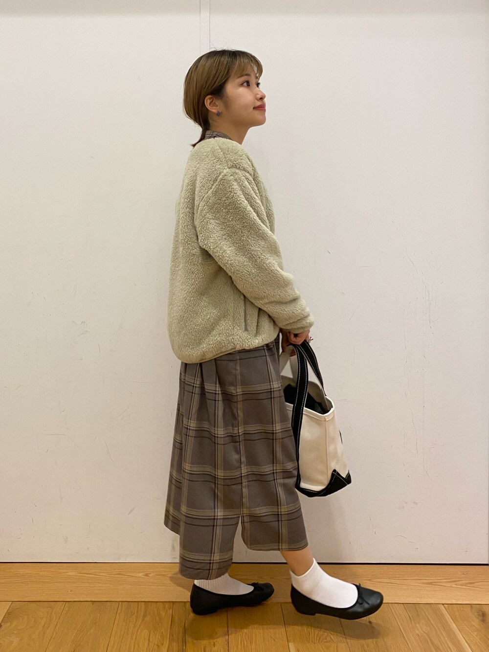 「秋服、Danton、フリース、ボアジャケット、チェック、チェックワンピース、シャツワンピ、orcival、トートバッグ、キャンバストート、バレエシューズ×ソックス、オトナカジュアル、カジュアル、URBAN RESEARCH DOORS、URBAN RESEARCH DOORS WOMENS」｜「ORCIVALのORCIVAL　キャンバストートバッグ M（トートバッグ、ブラック系）」を使った、emariさん（レディース・152cm）の秋コーディネートの3枚目の写真