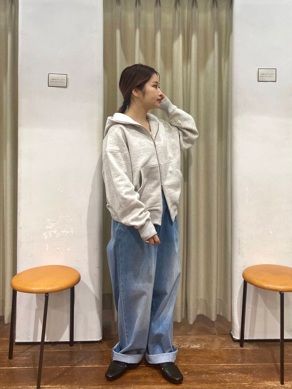 「かぐれ、ロングコート、newarrival、ストレート×カジュアル、低身長×ストレート、やや寒い、私の推しデニムスタイル」｜「RODE SKOの『MADE IN JAPAN』スクエアトゥプチメタルローファー（ローファー、ブラック系）」を使った、emariさん（レディース・152cm）の春コーディネートの4枚目の写真