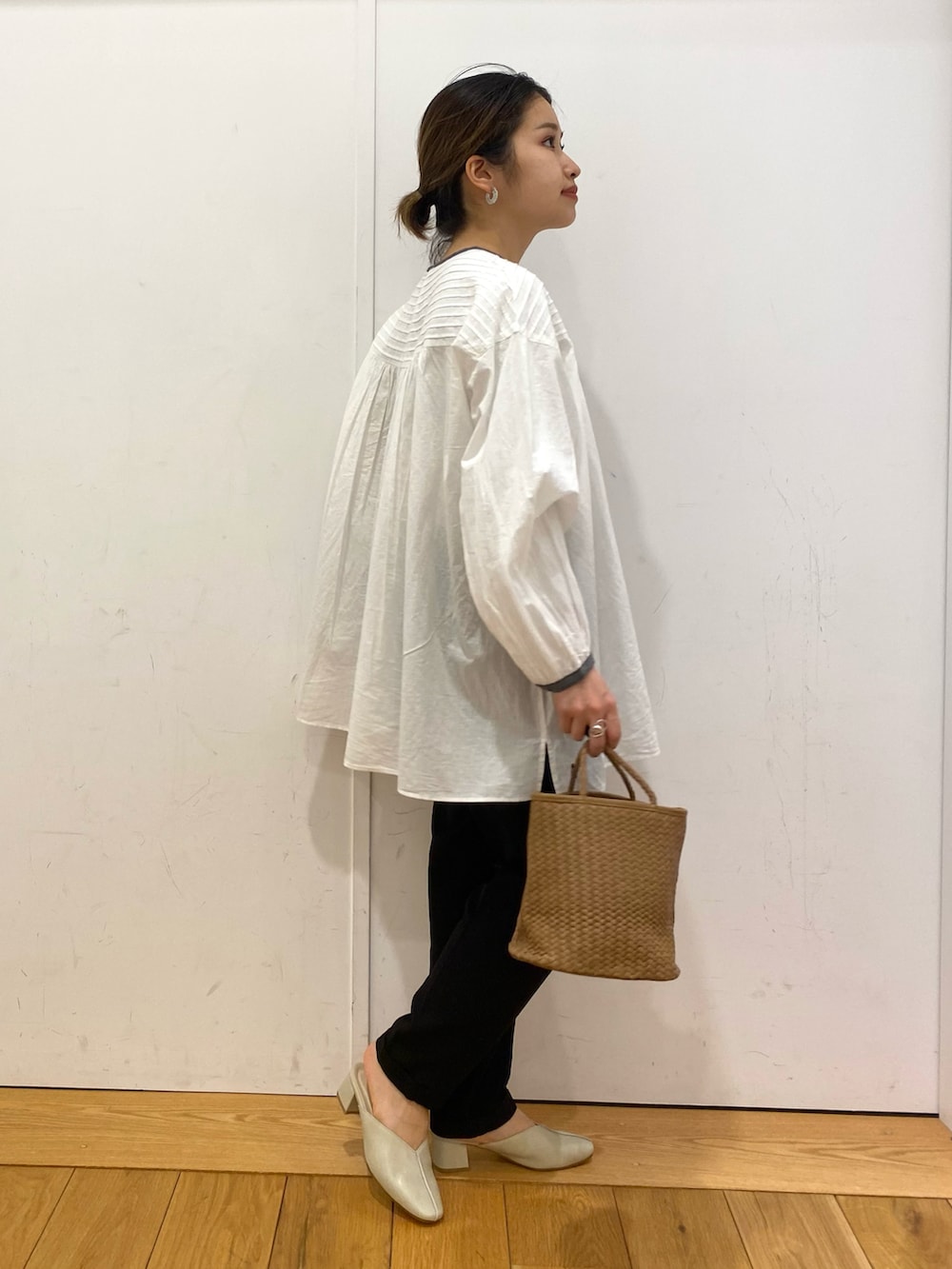 ホワイト系のシャツ/ブラウス、イエロー系のハンドバッグ、ブラック系のその他パンツを着用したレディースの春コーディネートの4枚目の写真