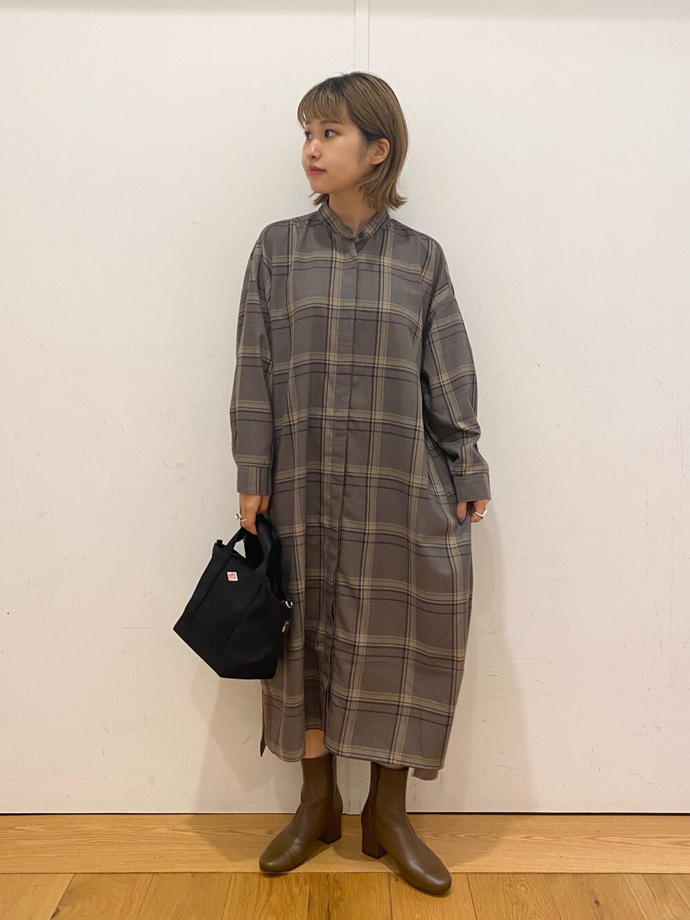 「秋のコーデ、お洒落さんとつながりたい、ワンピース、シャツワンピ、ブーツ、冬コーデ、patagonia、低身長、URBAN RESEARCH DOORS、URBAN RESEARCH DOORS WOMENS、秋コーデ、冬」｜「URBAN RESEARCH DOORSのDANTON　2WAY SHOULDER BAG（ショルダーバッグ、ブラック系）」を使った、emariさん（レディース・152cm）の秋コーディネートの3枚目の写真