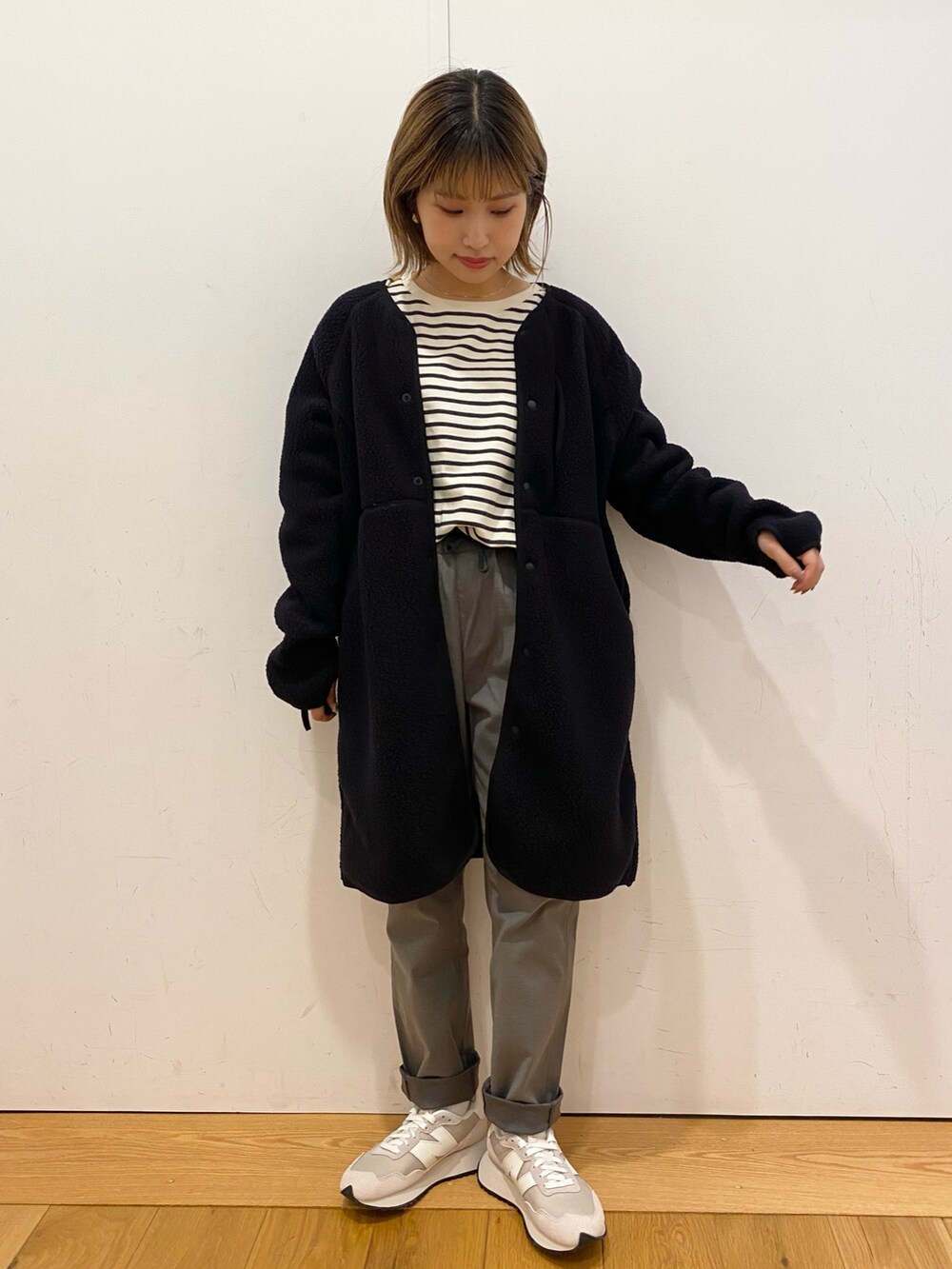 ブラック系のジャケット/アウター、グリーン系のその他パンツ、ホワイト系のスニーカーを着用したレディースの秋コーディネートの2枚目の写真