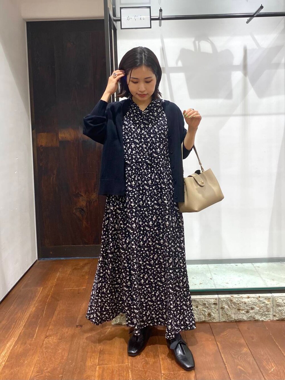 ブラック系のワンピース、ベージュ系のショルダーバッグ、ブラック系のカーディガン/ボレロを着用したレディースの夏コーディネートの4枚目の写真