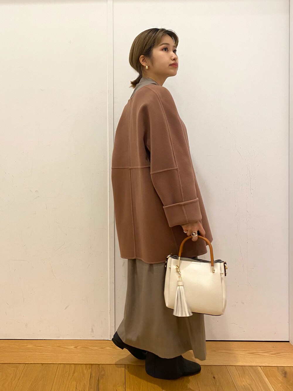 「きれいめカジュアル、キレイめ、コート、ノーカラーコート、エクストラファインメリノ、ワンピース、レイヤードスタイル、ピンクコート、URBAN RESEARCH DOORS、URBAN RESEARCH DOORS WOMENS、低身長、152cm、低身長コーデ」｜「RODE SKOのプチ2WAYトートバッグ（トートバッグ、ホワイト系）」を使った、emariさん（レディース・152cm）の秋コーディネートの3枚目の写真