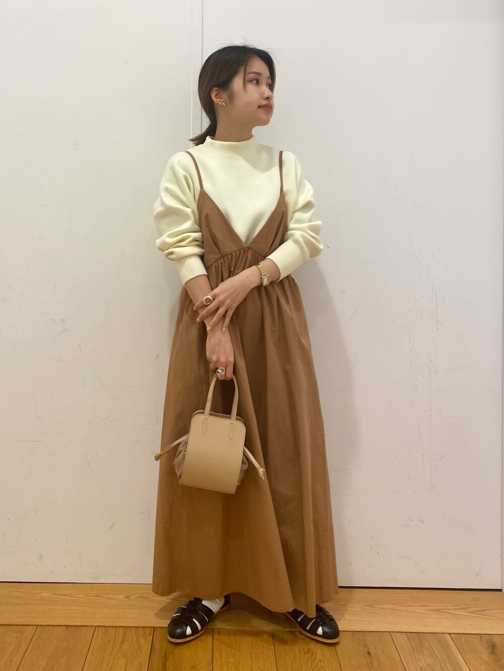「春服、春コーデ、キャミワンピース、キャミワンピ、ニット、春ニット、巾着バッグ、グルカサンダル、unfil、URBAN RESEARCH DOORS、URBAN RESEARCH DOORS WOMENS、低身長、きれいめカジュアル、大人カジュアル、ワンピース」｜「URBAN RESEARCH DOORSの2WAY巾着ミニバッグ（ショルダーバッグ、ベージュ系）」を使った、emariさん（レディース・152cm）の春コーディネートの2枚目の写真