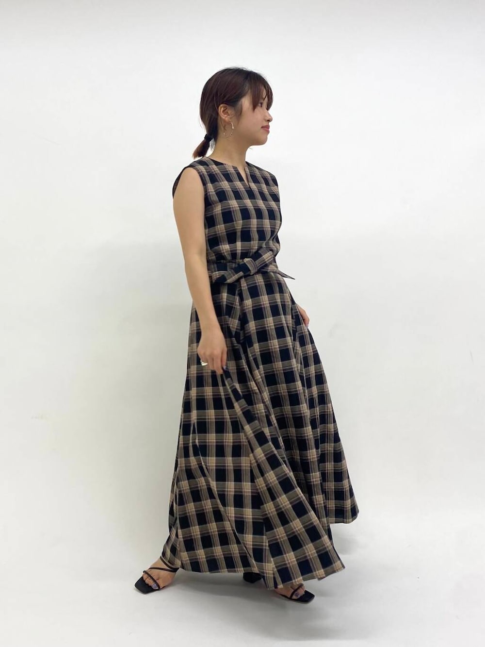 「ワンピース、newarrival、ROSSO、きれいめコーデ、チェックワンピース、旅行コーデ、夏ワンピース、低身長×ストレート、とても暑い」｜「URBAN RESEARCH ROSSO WOMENの『WEB限定』サマーチェックドレス（ワンピース、ブラック系）」を使った、emariさん（レディース・152cm）の夏コーディネートの3枚目の写真