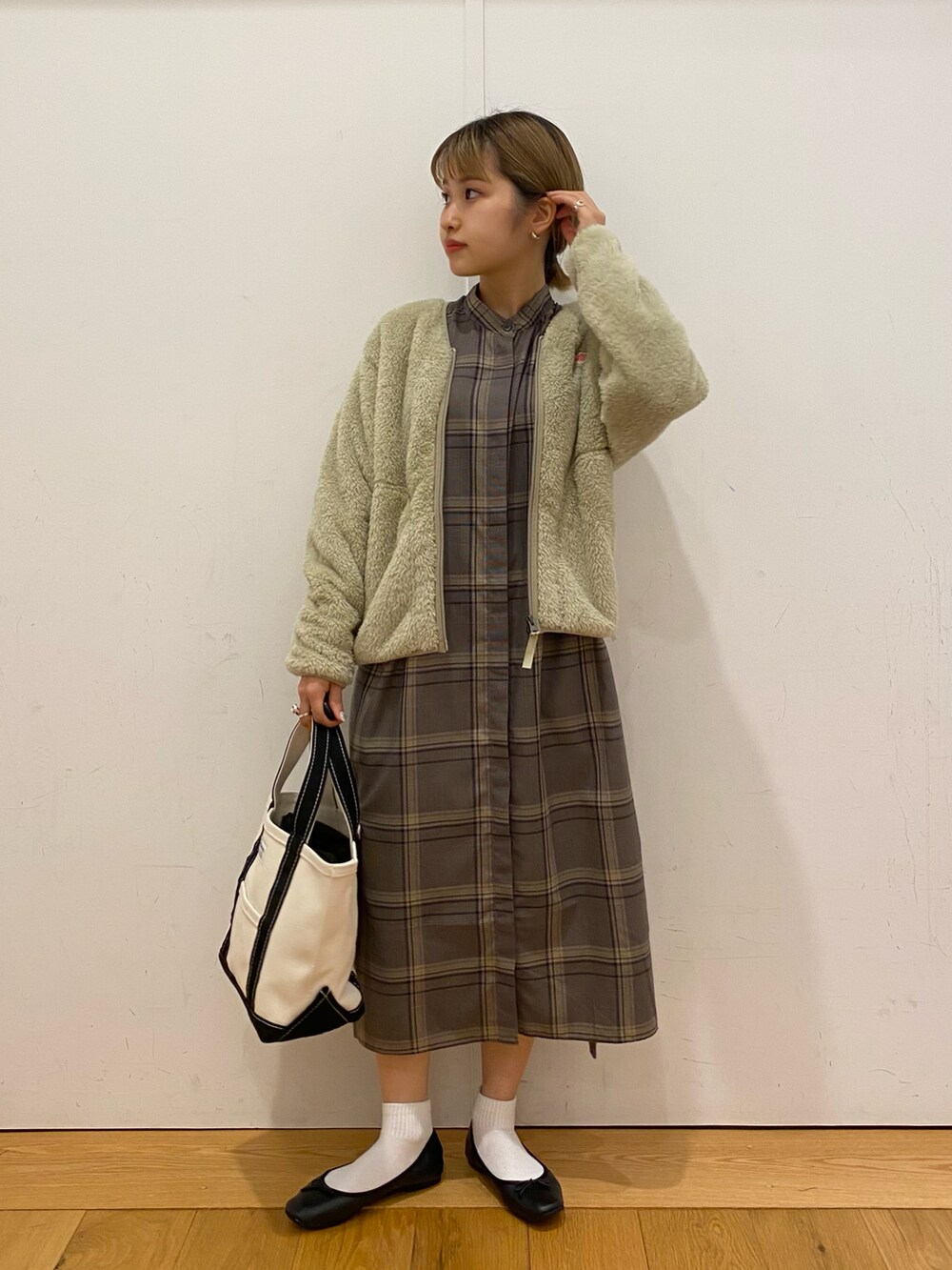 「秋服、Danton、フリース、ボアジャケット、チェック、チェックワンピース、シャツワンピ、orcival、トートバッグ、キャンバストート、バレエシューズ×ソックス、オトナカジュアル、カジュアル、URBAN RESEARCH DOORS、URBAN RESEARCH DOORS WOMENS」｜「ORCIVALのORCIVAL　キャンバストートバッグ M（トートバッグ、ブラック系）」を使った、emariさん（レディース・152cm）の秋コーディネートの2枚目の写真