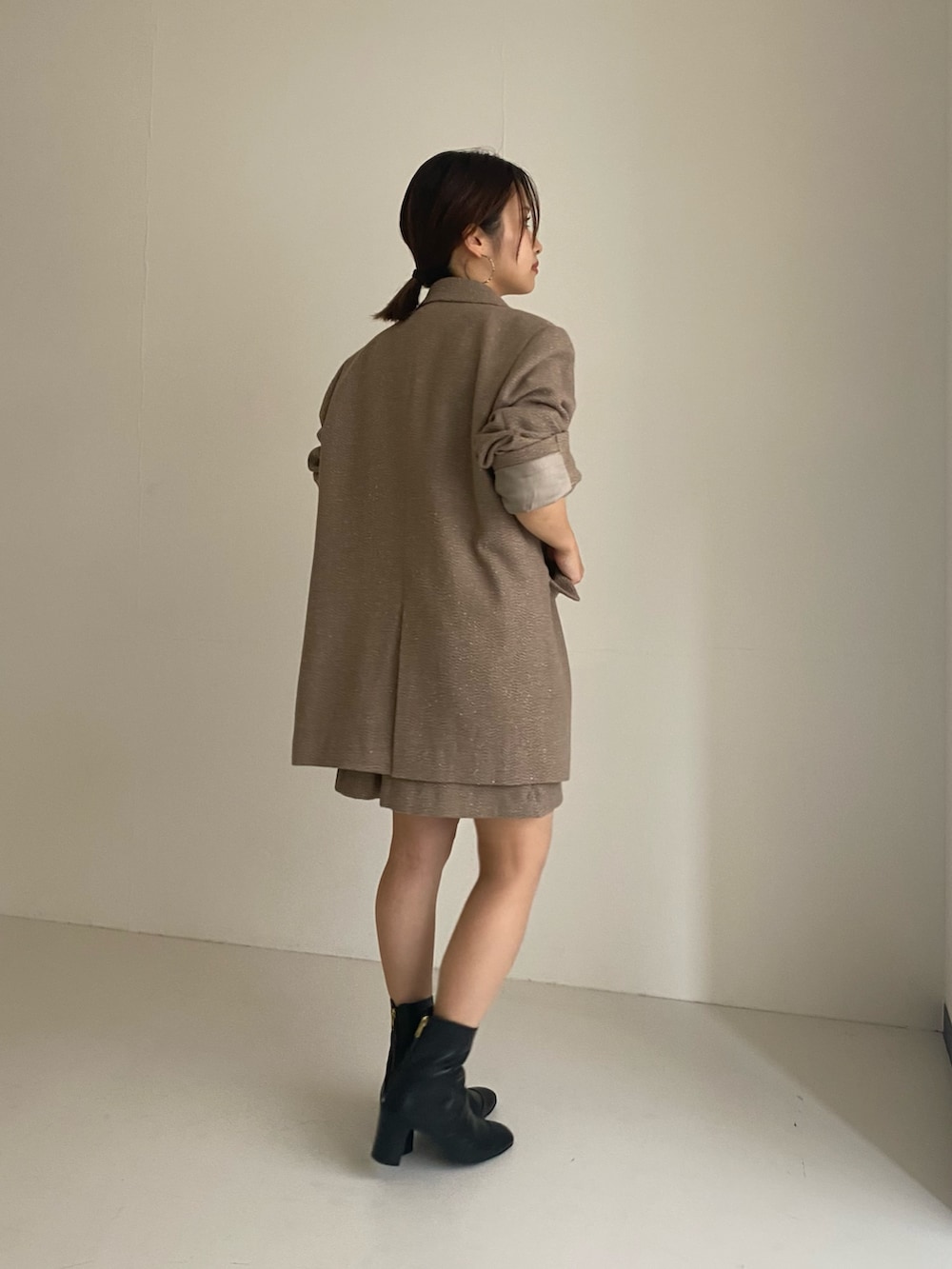 パープル系のその他アウター、パープル系のその他パンツ、ホワイト系のTシャツ/カットソーを着用したレディースの秋コーディネートの3枚目の写真