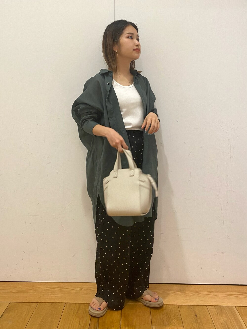 ブラック系のその他パンツ、ベージュ系のサンダル、グリーン系のシャツ/ブラウスを着用したレディースの夏コーディネートの2枚目の写真