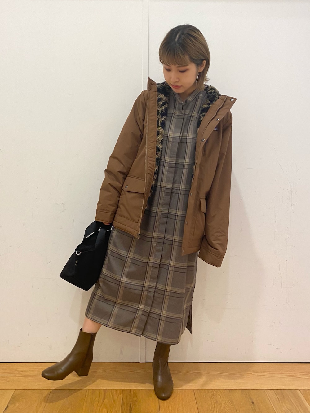 「秋のコーデ、お洒落さんとつながりたい、ワンピース、シャツワンピ、ブーツ、冬コーデ、patagonia、低身長、URBAN RESEARCH DOORS、URBAN RESEARCH DOORS WOMENS、秋コーデ、冬」｜「URBAN RESEARCH DOORSのDANTON　2WAY SHOULDER BAG（ショルダーバッグ、ブラック系）」を使った、emariさん（レディース・152cm）の秋コーディネートの2枚目の写真