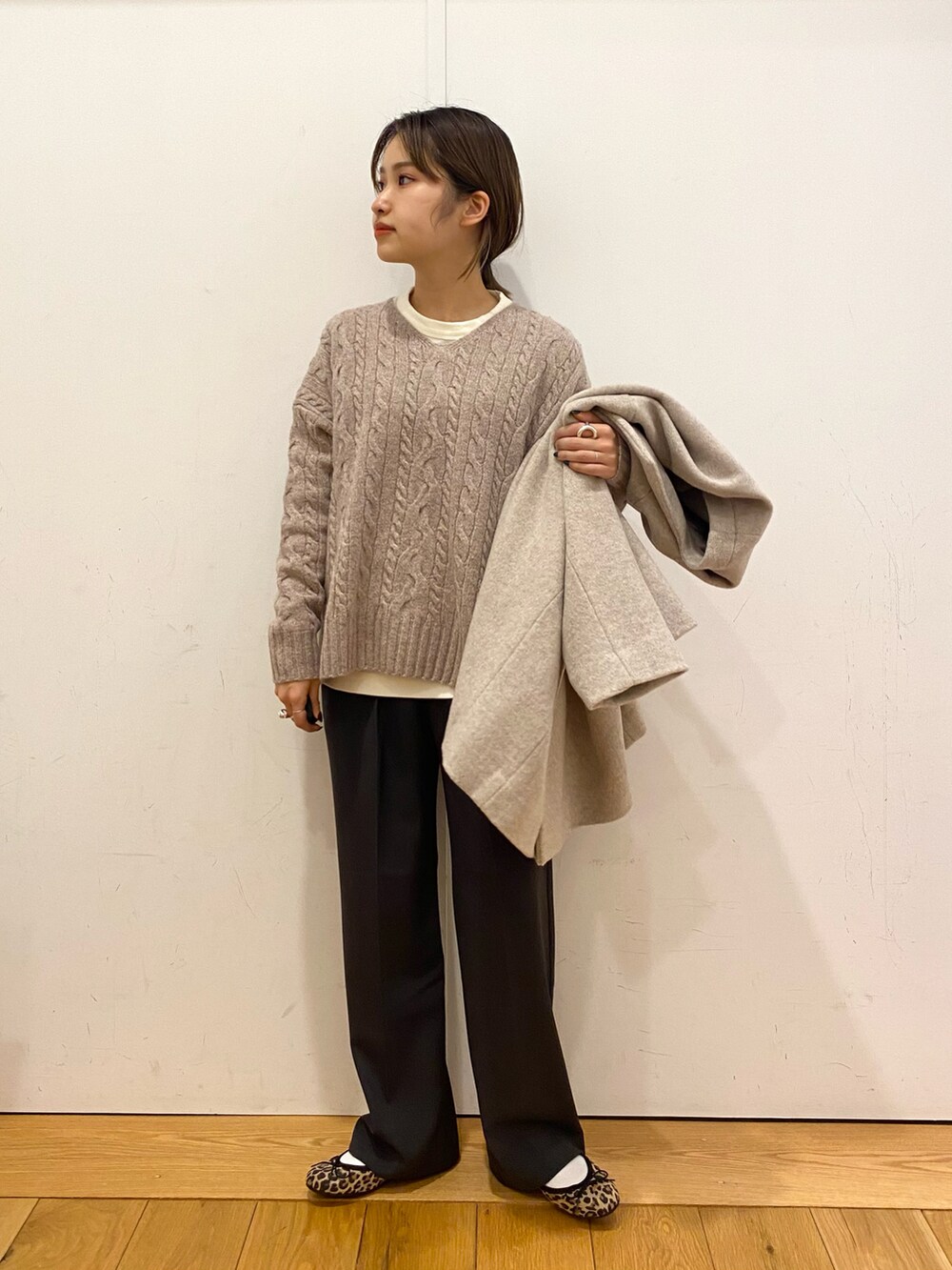 グレー系のその他パンツ、ブラウン系のニット/セーター、グレー系のその他アウターを着用したレディースの冬コーディネートの3枚目の写真