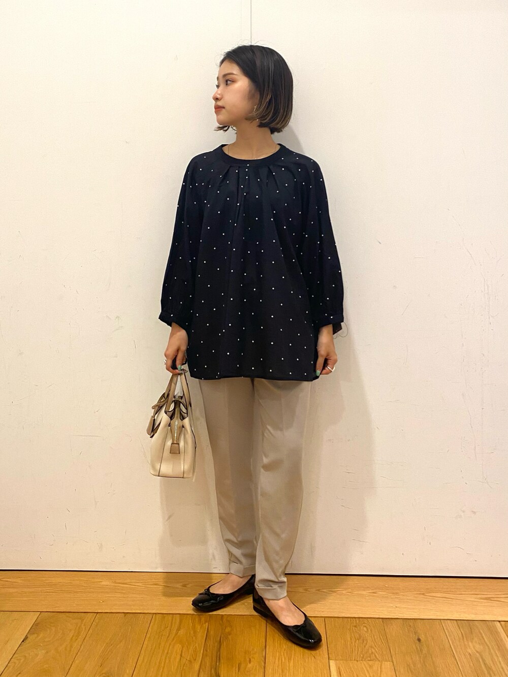 ブラック系のシャツ/ブラウス、ベージュ系のその他パンツ、ブラック系のバレエシューズを着用したレディースの秋コーディネートの2枚目の写真
