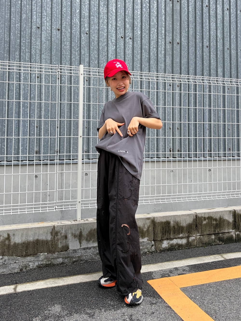 ブラック系のその他パンツ、グレー系のTシャツ/カットソー、レッド系のキャップを着用したレディースの夏コーディネートの4枚目の写真