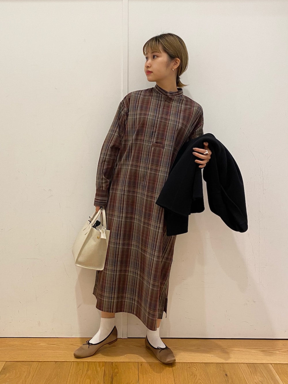 「オトナカジュアル、秋服、秋コーデ、お出かけコーデ、おしゃれさんと繋がりたい、低身長コーデ、ミニバッグ、テーラードコート、ミドルコート、コート、シャツワンピ、チェックワンピース、チェック、バレエシューズ、URBAN RESEARCH DOORS」｜「URBAN RESEARCH DOORSのサテン深バレエシューズ（バレエシューズ、ブラウン系）」を使った、emariさん（レディース・152cm）の秋コーディネートの3枚目の写真