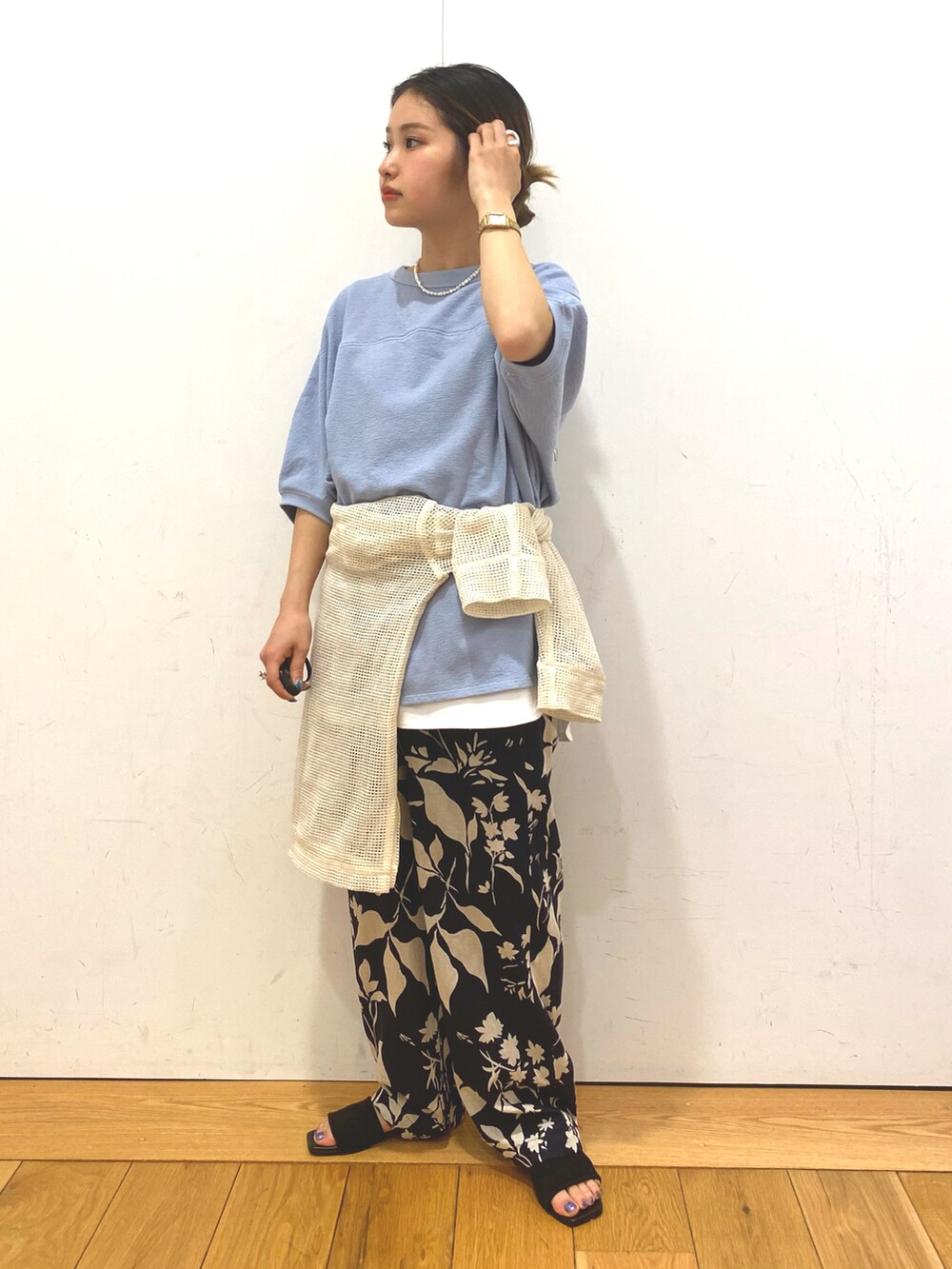 ブラック系のサンダル、ブルー系のその他パンツ、ホワイト系のタンクトップを着用したレディースの春コーディネートの2枚目の写真