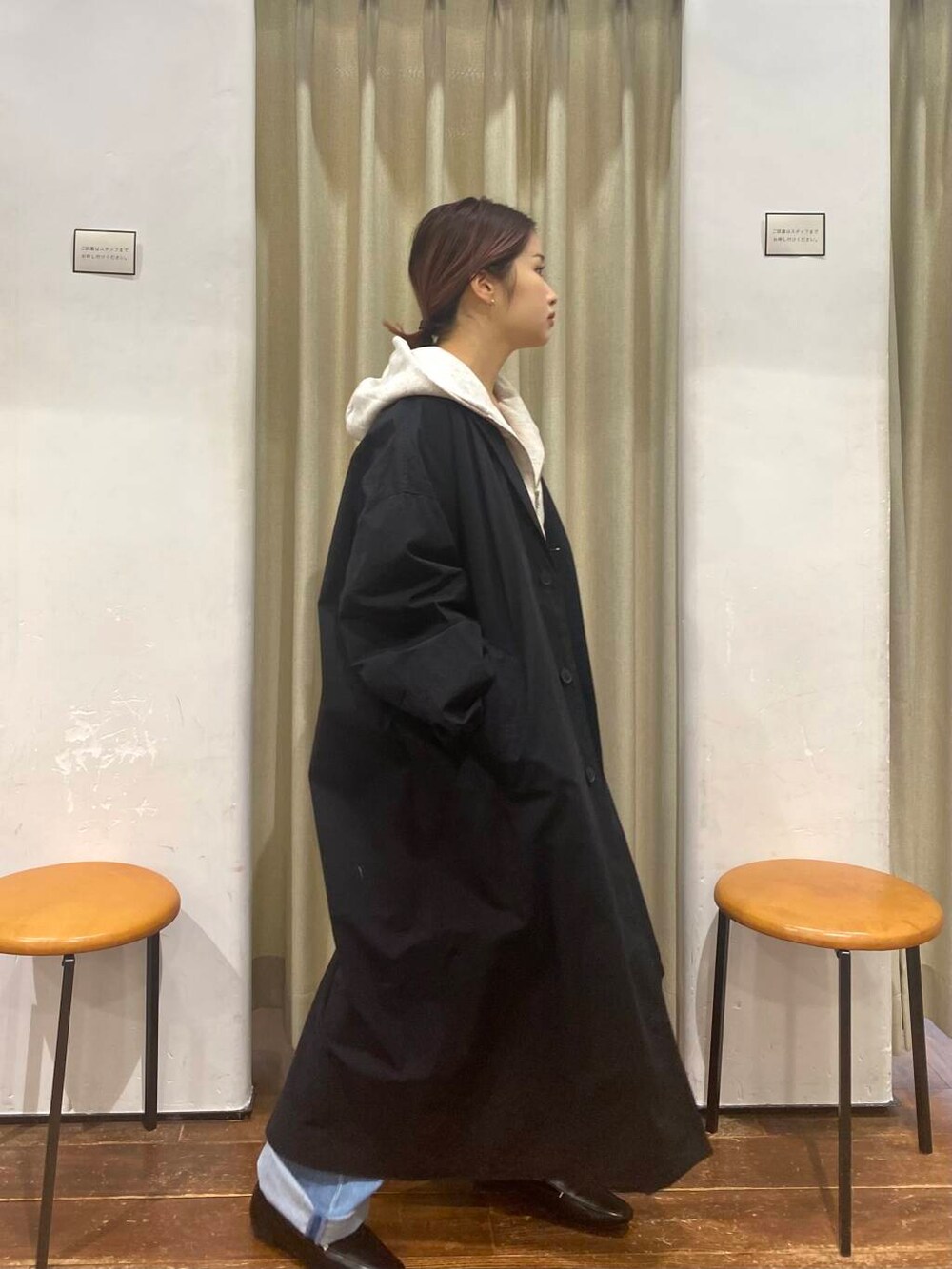 「かぐれ、ロングコート、newarrival、ストレート×カジュアル、低身長×ストレート、やや寒い、私の推しデニムスタイル」｜「RODE SKOの『MADE IN JAPAN』スクエアトゥプチメタルローファー（ローファー、ブラック系）」を使った、emariさん（レディース・152cm）の春コーディネートの3枚目の写真