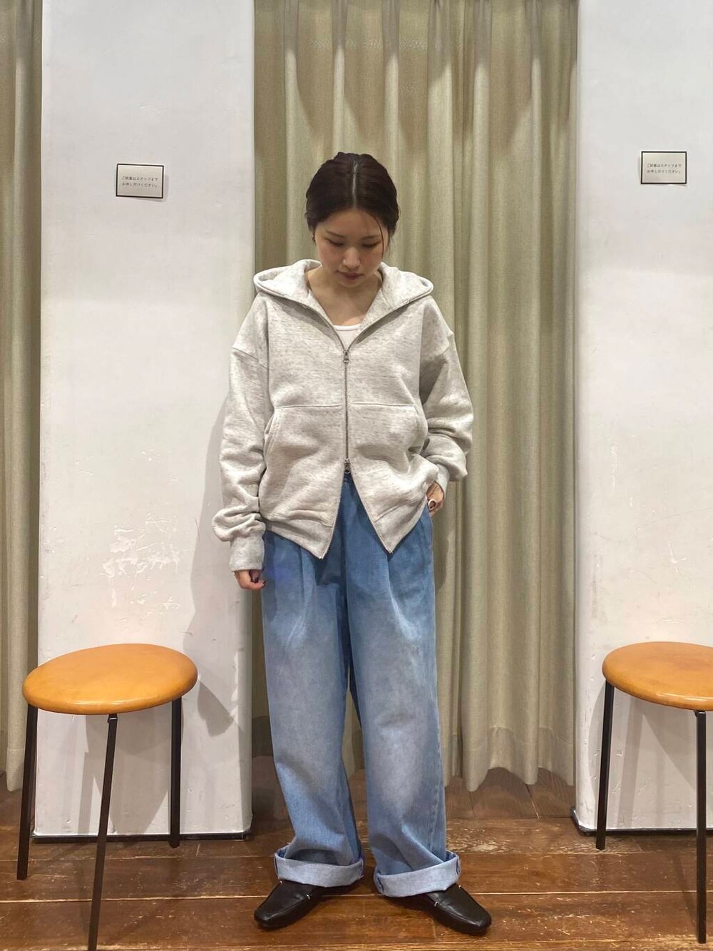 「かぐれ、ロングコート、newarrival、ストレート×カジュアル、低身長×ストレート、やや寒い、私の推しデニムスタイル」｜「RODE SKOの『MADE IN JAPAN』スクエアトゥプチメタルローファー（ローファー、ブラック系）」を使った、emariさん（レディース・152cm）の春コーディネートの5枚目の写真