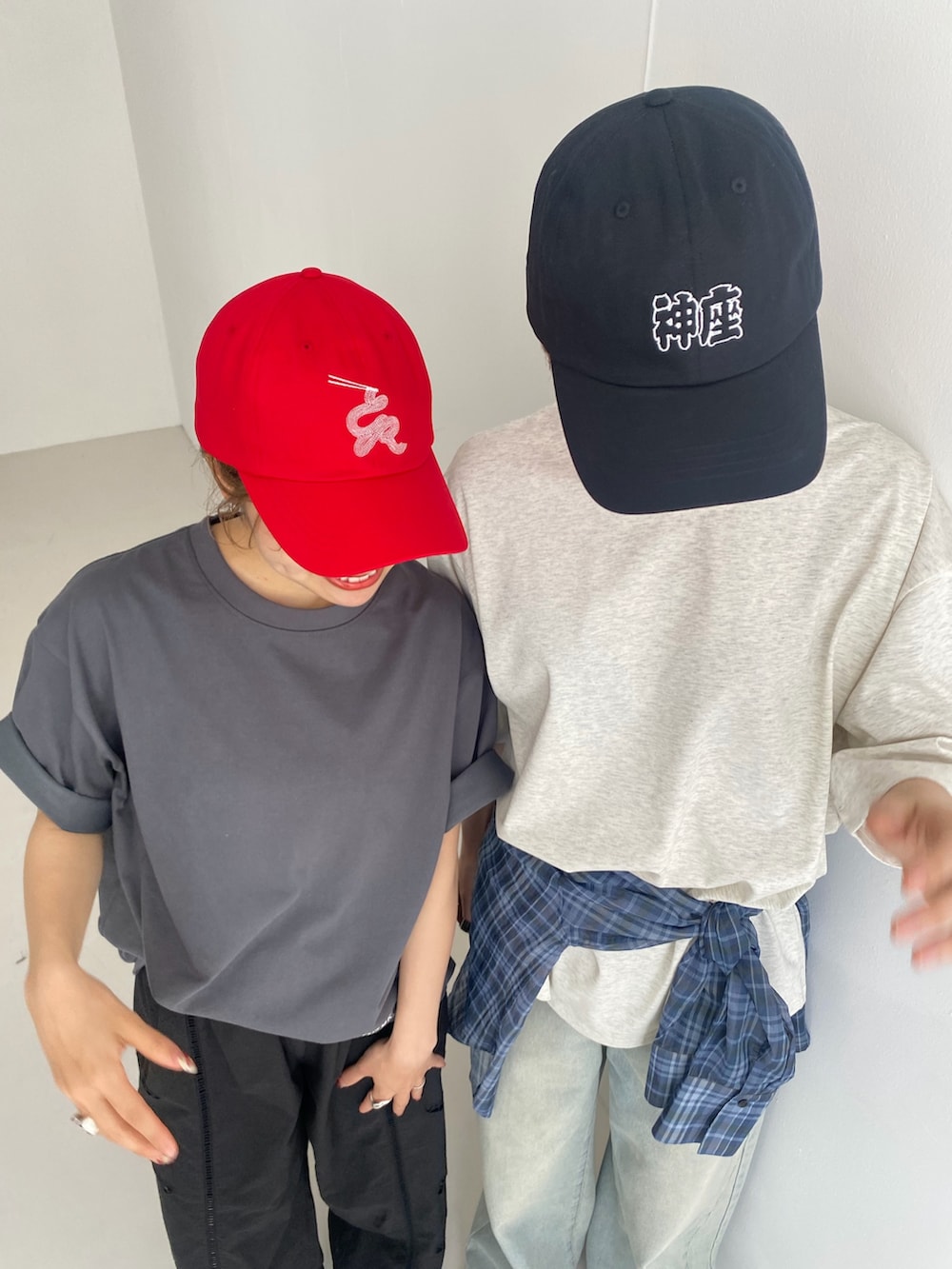 ブラック系のその他パンツ、グレー系のTシャツ/カットソー、レッド系のキャップを着用したレディースの夏コーディネートの6枚目の写真