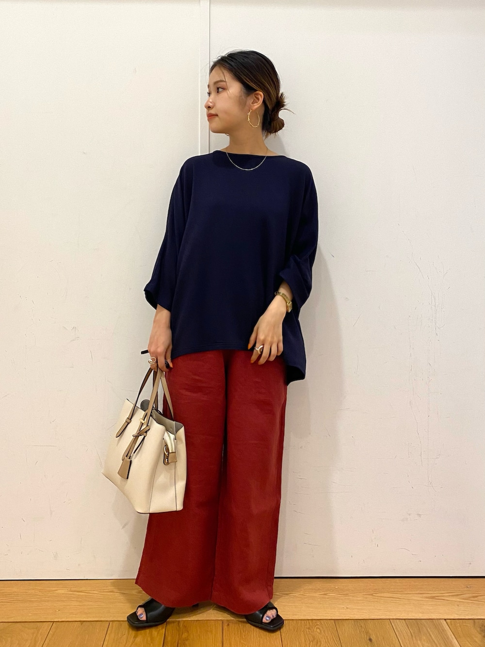 ブルー系のTシャツ/カットソー、ブラウン系のその他パンツ、ブラック系のサンダルを着用したレディースの夏コーディネートの2枚目の写真