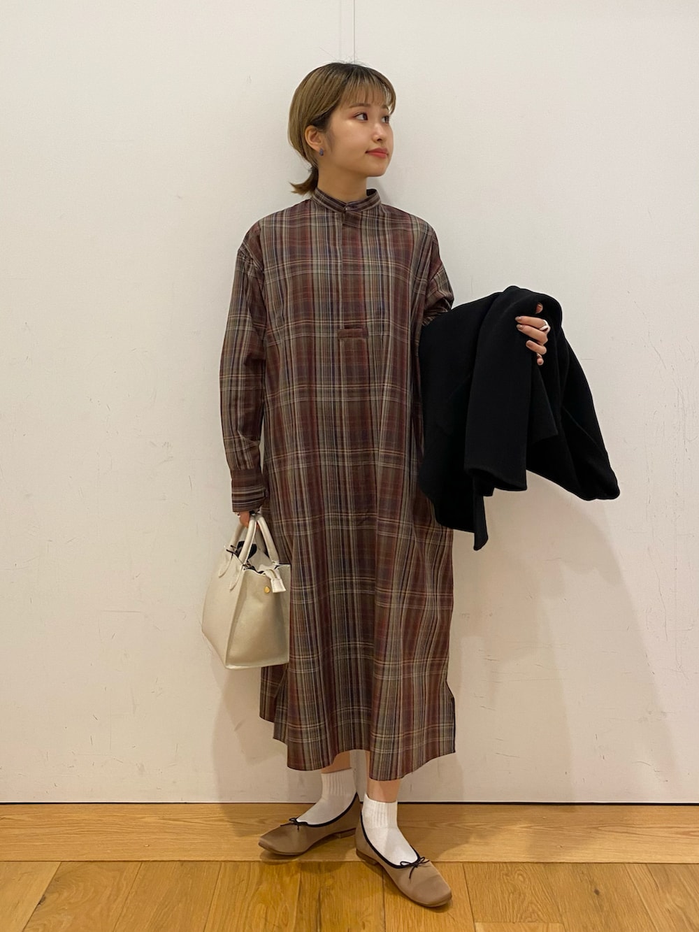 「オトナカジュアル、秋服、秋コーデ、お出かけコーデ、おしゃれさんと繋がりたい、低身長コーデ、ミニバッグ、テーラードコート、ミドルコート、コート、シャツワンピ、チェックワンピース、チェック、バレエシューズ、URBAN RESEARCH DOORS」｜「URBAN RESEARCH DOORSのサテン深バレエシューズ（バレエシューズ、ブラウン系）」を使った、emariさん（レディース・152cm）の秋コーディネートの4枚目の写真
